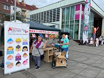 Bibliotekarki pozują na tle stoiska KBP