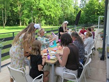 Warsztaty plecenia wianków na tarsie Koszalińskiej Biblioteki Publicznej