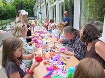 Warsztaty plecenia wianków na tarsie Koszalińskiej Biblioteki Publicznej