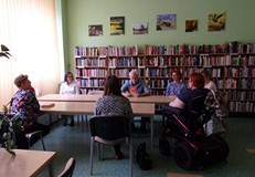 na zdjęciu zebrani rozmawiają o książce