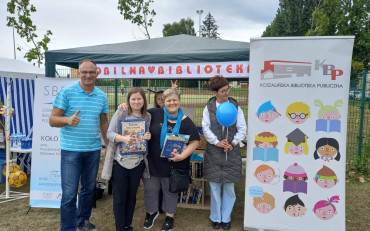 zdjęcie osób pracujących przy mobilnej bibliotece