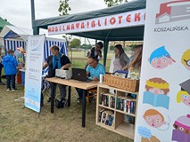 bibliotekarze przy obsłudze stoiska