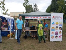 bibliotekarze pozują do zdjęcia