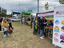 czytelnicy przy stoisku