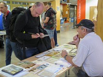 Uczestnicy Giełdy Kolekcjonerskiej prezentują swoje eksponaty.