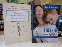 na zdjęciu książki