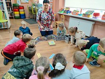 Dzieci oglądają książki