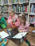 Dzieci oglądają książki