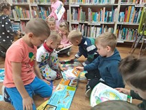 Dzieci oglądają książki