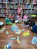Dzieci oglądają książki