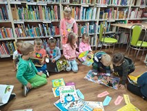 Dzieci oglądają książki