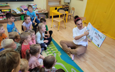 Bibliotekarka czyta dzieciom książkę