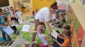 Bibliotekarka rozdaje malowanki