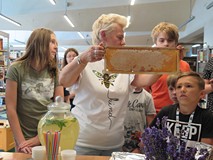 Zajęcia pszczelarskie w czasie Wakacji w Bibliotece 2022