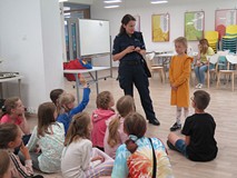 Zajęcia z bezpieczeństwa w czasie Wakacji w Bibliotece 2022