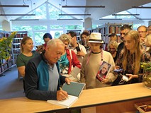 Krzysztof Wielicki podpisuje składa autografy w ramach Festiwalu Podróżniczego Trawers - spotkania p