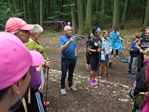 Krzysztof Wielicki prowadzi grupę na Górę Chełmską w ramach Festiwalu Podróżniczego Trawers - spotka