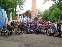 Zdjęcie grupowe z Krzysztofem Wielickim na Górze Chełmskiej w ramach Festiwalu Podróżniczego Trawers