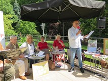 Spotkanie poetyckie Krajowego Bractwa Literackiego na tarasie 