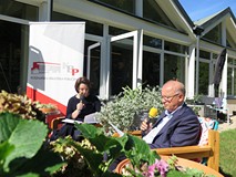 Narodowe Czytanie Ballad i Romansów na tarsie Pod Bookiem Koszalińskiej Biblioteki Publicznej