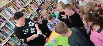Bibliotekarka Kamila sporządza magiczna miksturę