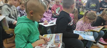 Uczniowie oglądają książki