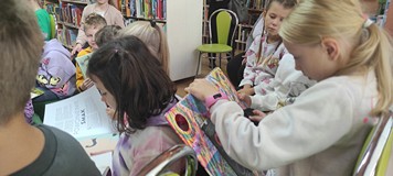 Uczniowie oglądają książki