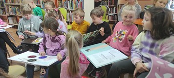 Uczniowie oglądają książki