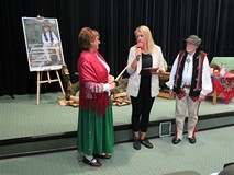 Zastępca dyrektora KBP Beata Sawa-Jovanoska wita Józefa Pitonia oraz Janinę Łępę