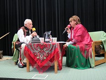 Józef Pitoń oraz Janina Łępa podczas dyskusji