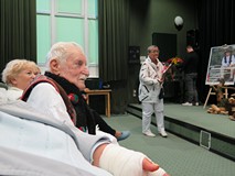 Bożena Kaczmarek wręcza prezent Józefowi Pitoniowi