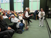 Bożena Kaczmarek wręcza prezent Józefowi Pitoniowi