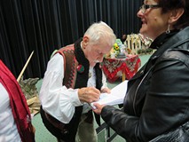 Józef Pitoń podpisuje książkę