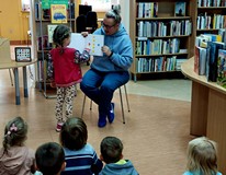 Pani Gosia czyta wspólnie z  przedszkolakami książeczkę pt. NACIŚNIJ MNIE