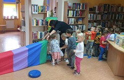 Grupa KOCIAKÓW podróżuje kolorowym tunelem