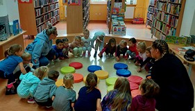 Gosia kończy zajęcia z PSZCZÓŁKAMI wesołą rakietą