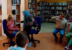 Inscenizacja bajki ŚPIĄCA KRÓLEWNA - wiedźma podaje Śnieżce zatrute jabłko