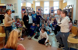 Inscenizacja bajki ŚPIĄCA KRÓLEWNA - chłopcy śpiewają piosenkę HEJ HO, HEJ HO, DO PRACY BY SIĘ SZŁO