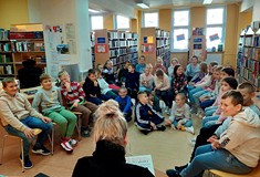 Gosia czyta grupie KSIĄŻKĘ BEZ OBRAZKÓW