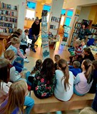 Gosia prezentuje grupie najdłuższą książę w zbiorach biblioteki