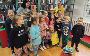 Przedszkolaki z bibliotekarką