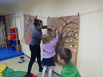 Dzieci w trakcie tworzenia drzewa talentów