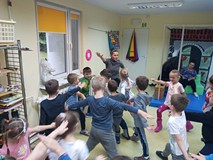 Dzieci w trakcie zabawy ruchowej