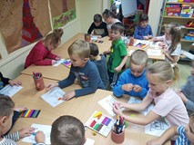 Dzieci podczas tworzenia swoich prac