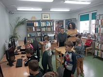 Dzieci poznają czytelnię