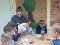 Bibliotekarka pokazuje obrazek