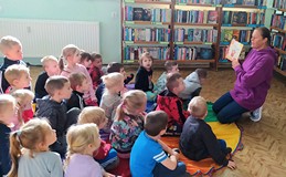 Czytamy o przygodach Wesołego Ryjka w parku