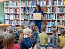 Przedstawiamy dzieciom teatrzyk Kamishibai