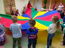 Dzieci podczas wspólnej zabawy z chustą animacyjną