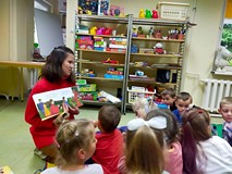 Bibliotekarka pokazuje dzieciom ilustrację
